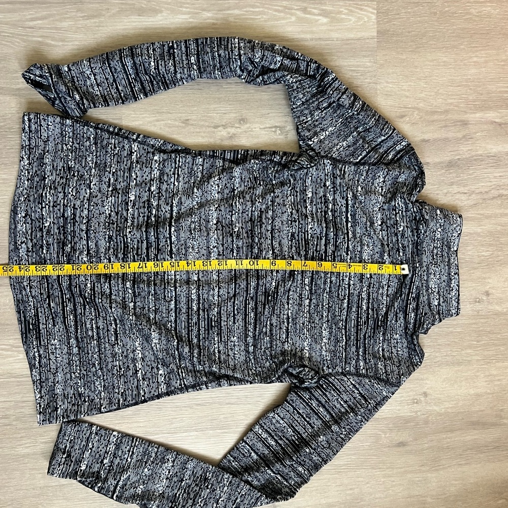 Nike Dri-Fit Black and White Static Print Zip Pullover long sleeve - Picture 5 of 7